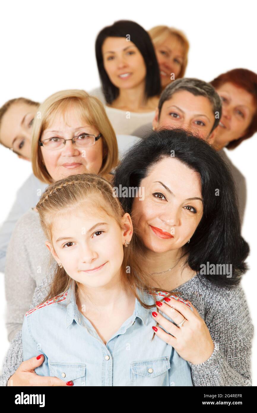 Porträt einer Vielfalt Mixed Age und einer Familie mehrerer Generationen, die sich zusammenschließt und zusammensteht. Isoliert auf weißem Hintergrund. Stockfoto