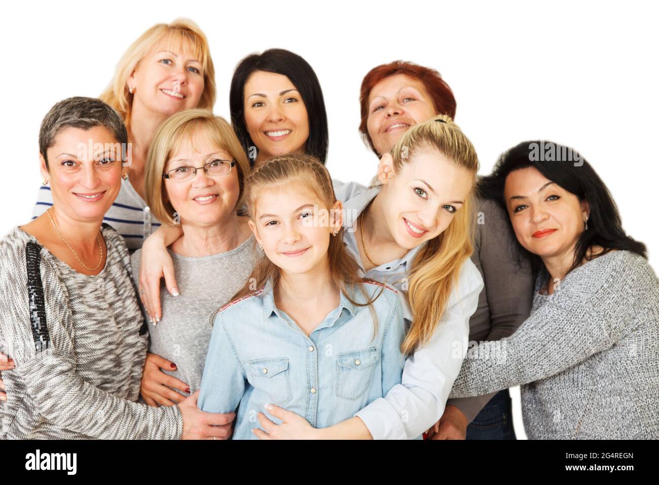 Porträt einer Vielfalt Mixed Age und einer Familie mehrerer Generationen, die sich zusammenschließt und zusammensteht. Isoliert auf weißem Hintergrund. Stockfoto