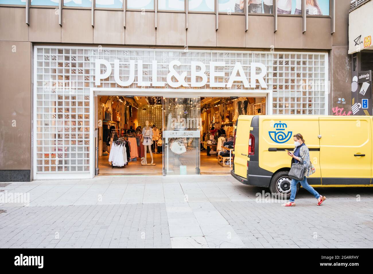 Valladolid, Spanien - 22. Juni 2021: Pull Bear Shop. Tuchladen Stockfoto