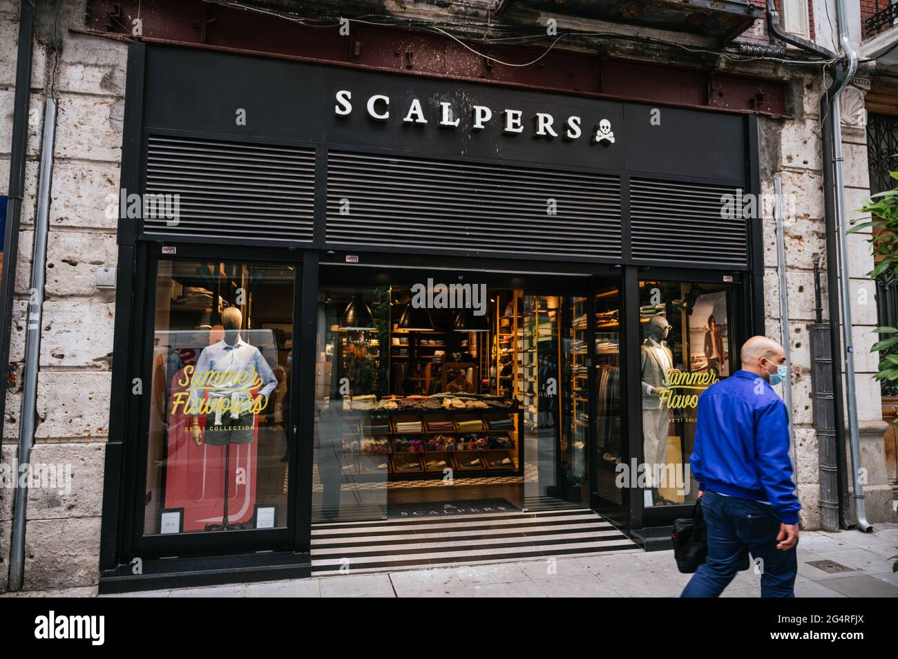 Valladolid, Spanien - 22. Juni 2021: Scalper Shop. Tuchladen Stockfoto