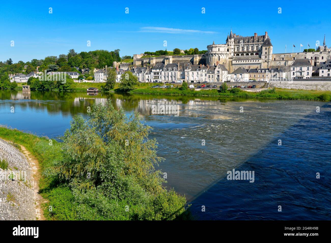 Fluss Loire in Amboise, eine Gemeinde, die für ihr herrliches Schloss bekannt ist, im Département Indre-et-Loire in Zentralfrankreich. Stockfoto