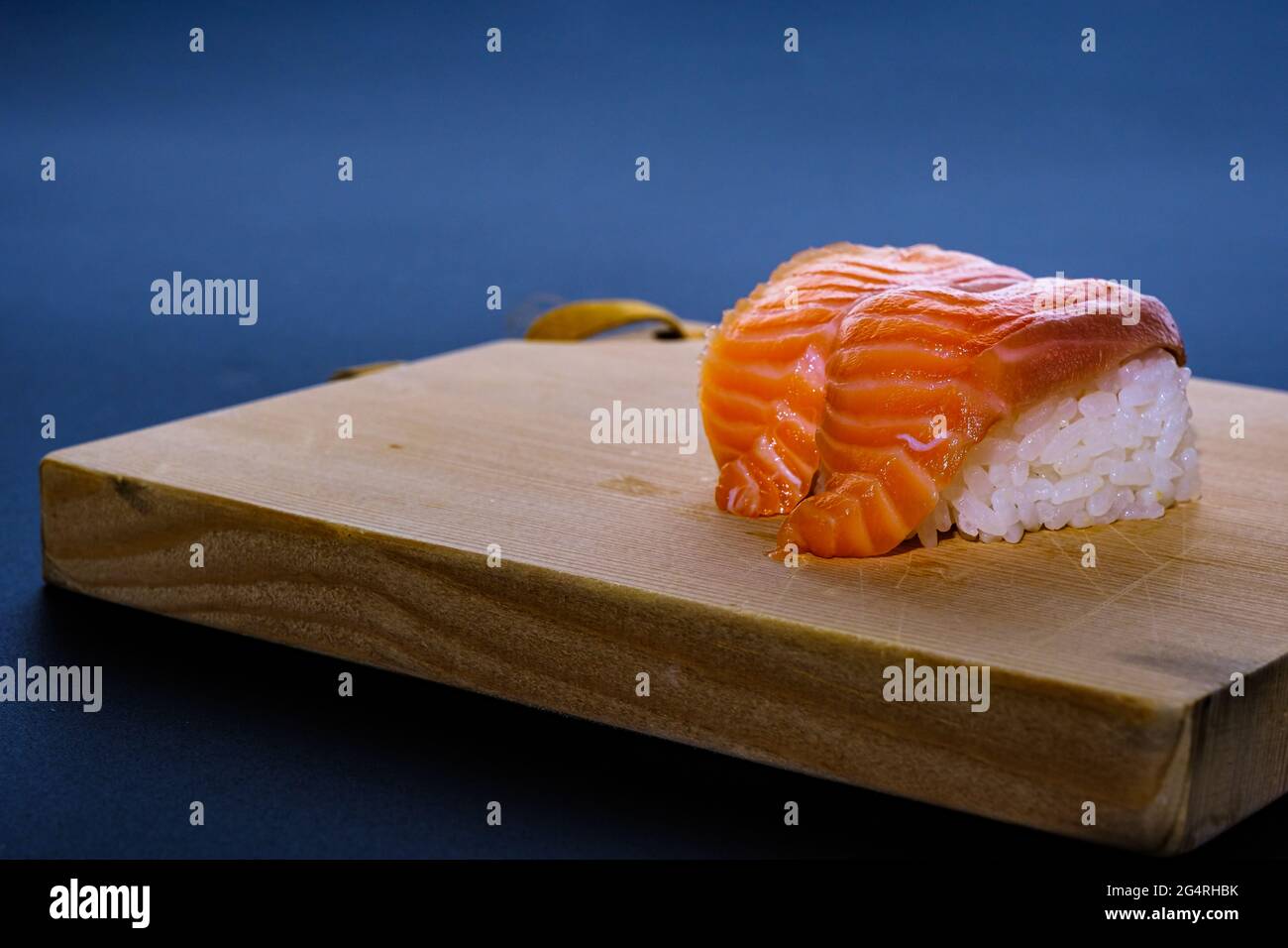 Lachs-Sushi auf einem Brett Stockfoto