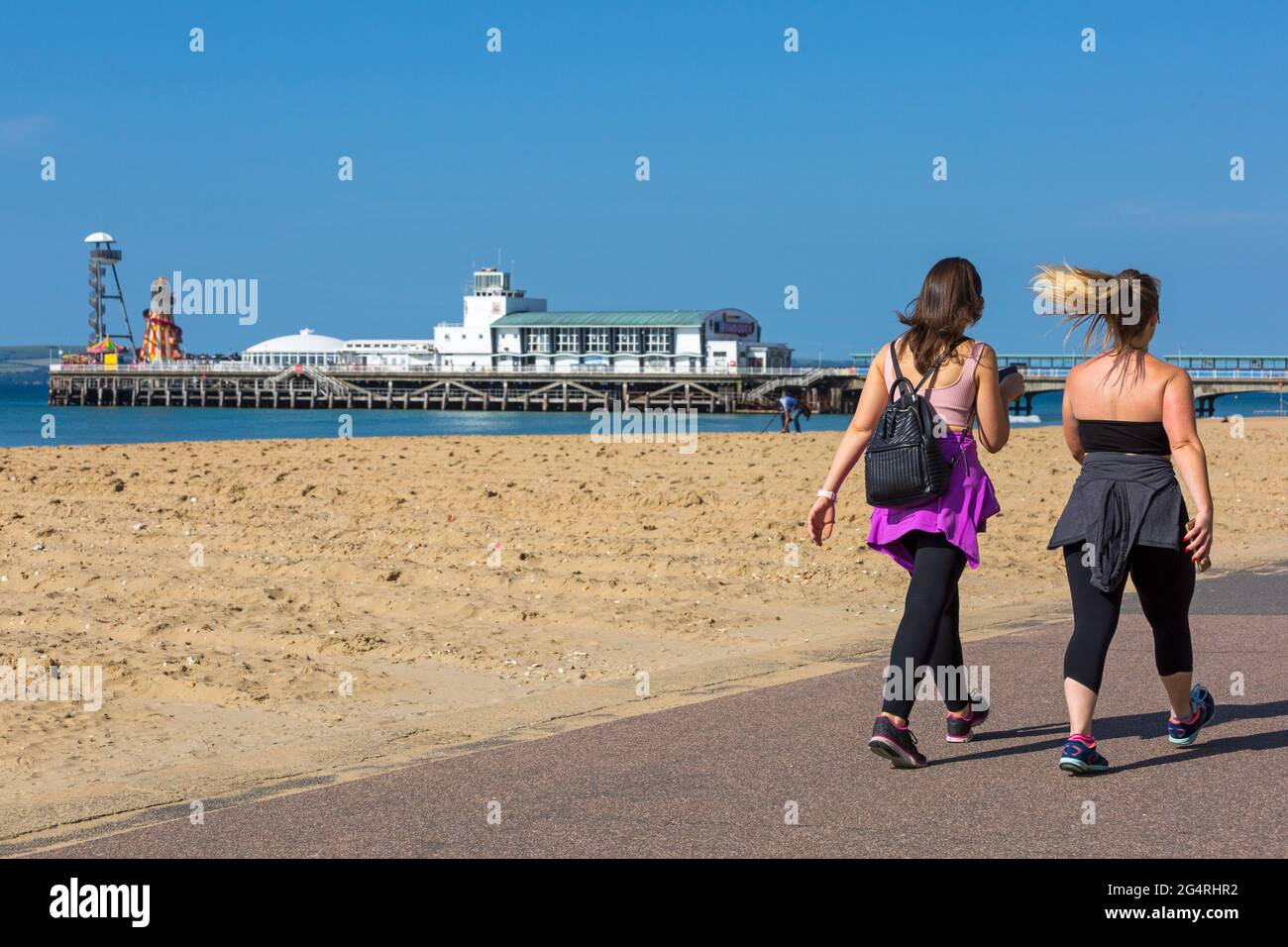 Bournemouth, Dorset, Großbritannien. Juni 2021. Wetter in Großbritannien: Die Sonne kehrt in Bournemouth mit einem schönen warmen, sonnigen Morgen mit blauem Himmel an den Stränden von Bournemouth zurück, während Sonnenanbeter an die Küste fahren, um die Sonne zu genießen. Quelle: Carolyn Jenkins/Alamy Live News Stockfoto