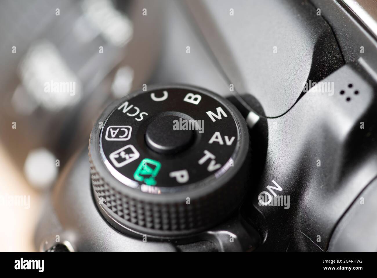 Nahaufnahme des Moduswahlknopfs auf der digitalen spiegelreflexkamera Stockfoto