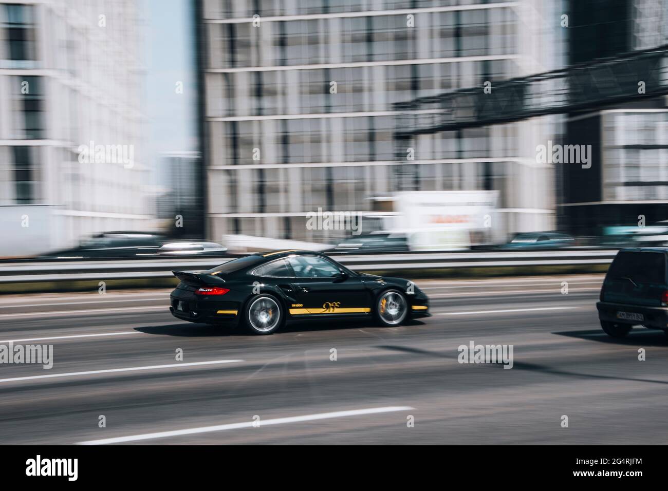 Ukraine, Kiew - 29. April 2021: Schwarzer Nissan GT-R-Wagen fährt auf der Straße. Redaktionell Stockfoto