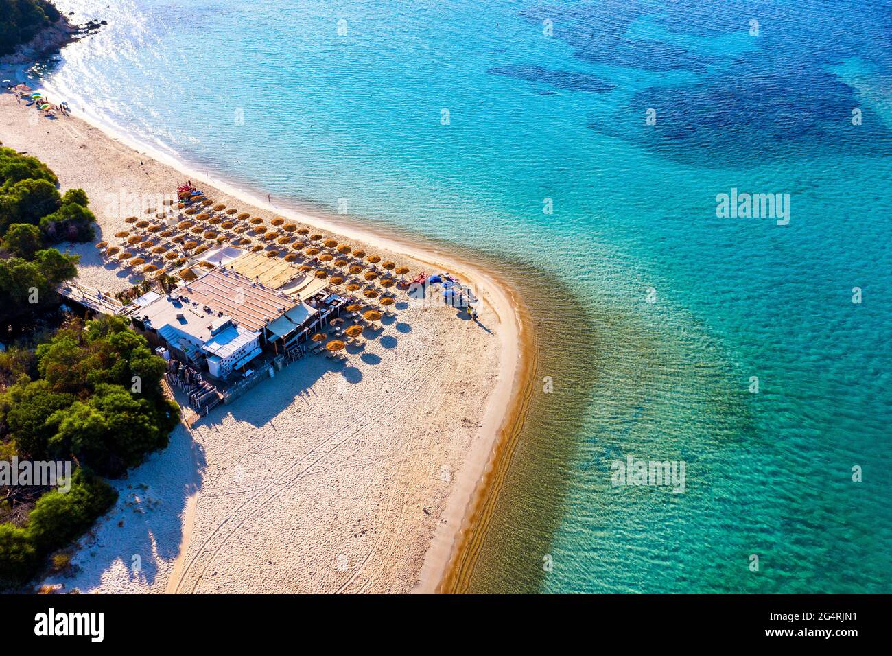 Luftaufnahme von Tuerredda Strand an einem schönen Tag, Sardinien, Italien. Luftdrohnenaufnahme von Tuerredda in Sardegna. Der berühmte Strand Tuerredda im Süden von Stockfoto