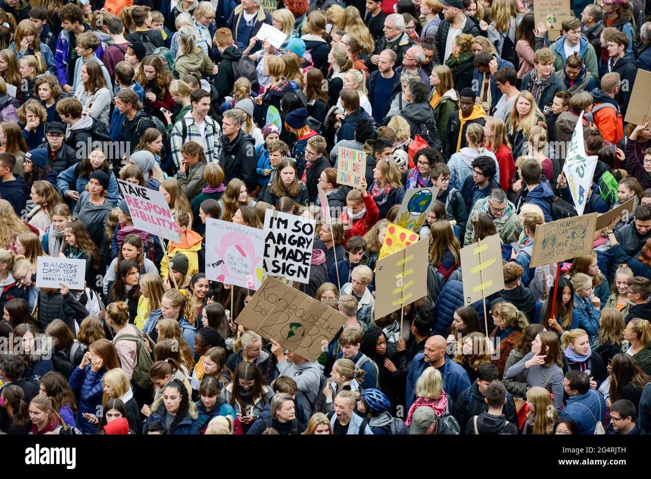 Deutschland, Hamburg City, Freitags für die zukünftige Bewegung, alle für Klima Rallye mit 70.000 Demonstranten für Klimaschutz / Deutschland, Hamburg, Jungfernstieg und Binnenalster, Freitags - für zukünftige Helvetica, Alle fürs Klima Demo fuer Klimaschutz 20.9.2019 Stockfoto