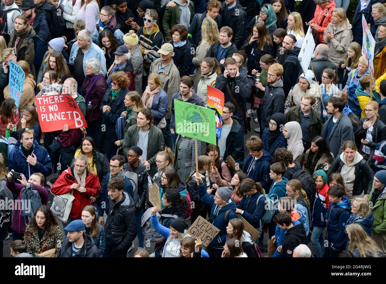 Deutschland, Hamburg City, Freitags für die zukünftige Bewegung, alle für Klima Rallye mit 70.000 Demonstranten für Klimaschutz / Deutschland, Hamburg, Jungfernstieg und Binnenalster, Freitags - für zukünftige Helvetica, Alle fürs Klima Demo fuer Klimaschutz 20.9.2019 Stockfoto