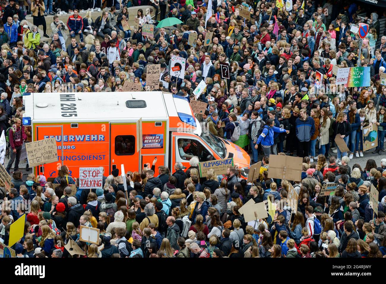DEUTSCHLAND, Hamburg-Stadt, Freitag für Zukunftsbewegung, All for Climate-Kundgebung mit 70.000 Demonstranten für Klimaschutz, Rettungswagen Stockfoto