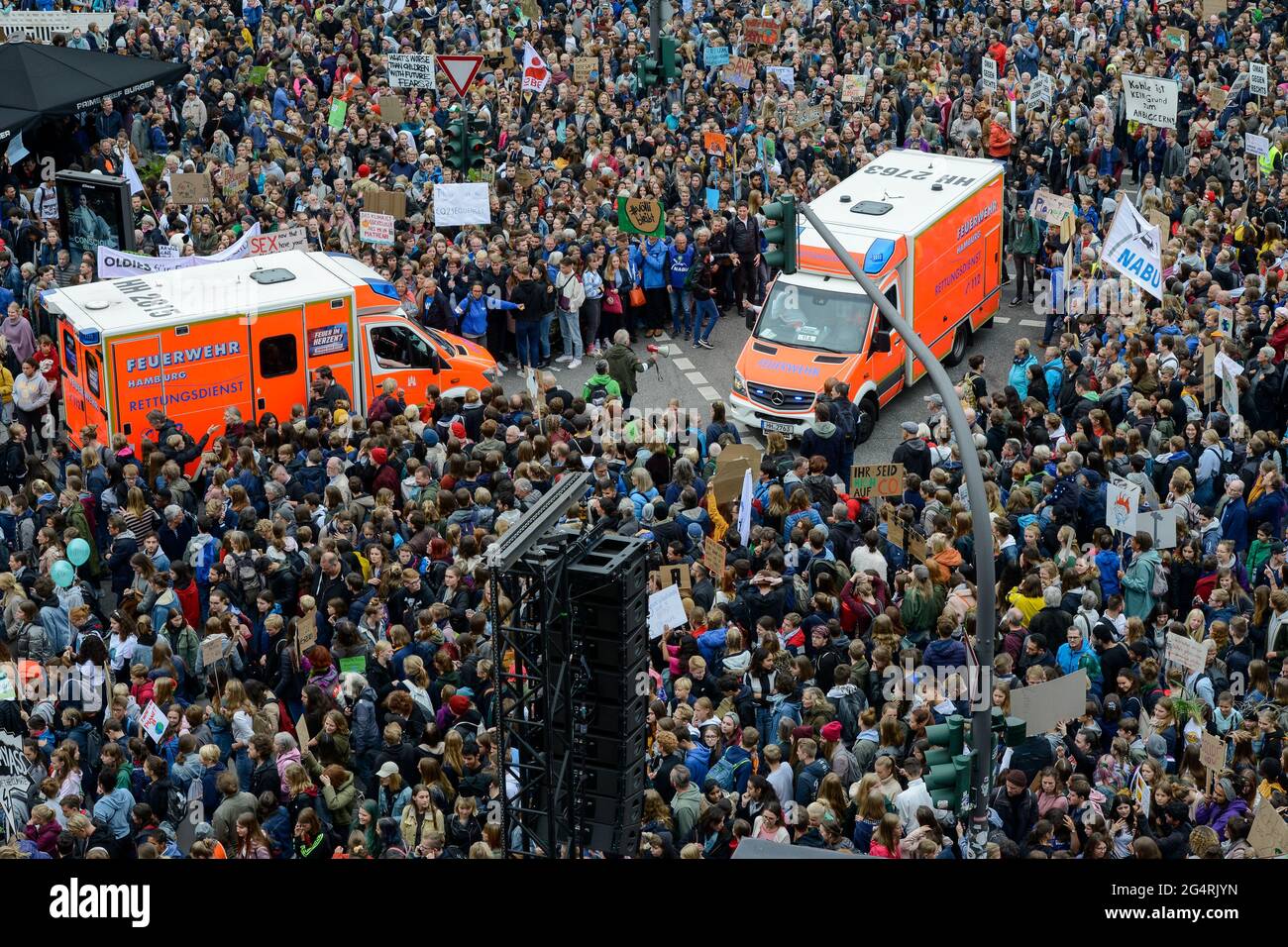 DEUTSCHLAND, Hamburg-Stadt, Freitag für Zukunftsbewegung, All for Climate-Kundgebung mit 70.000 Demonstranten für Klimaschutz, Rettungswagen Stockfoto