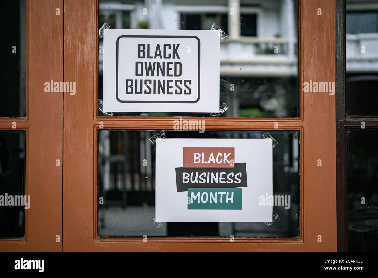 Schwarze Geschäfte und schwarze Monatszeichen waren am Fenster angebracht Stockfoto