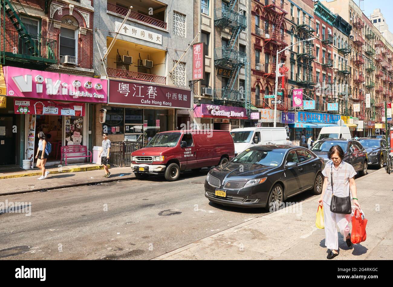 New York, USA - 03. Juli 2018: Geschäftige Bayard Street in Manhattan Chinatown. Stockfoto