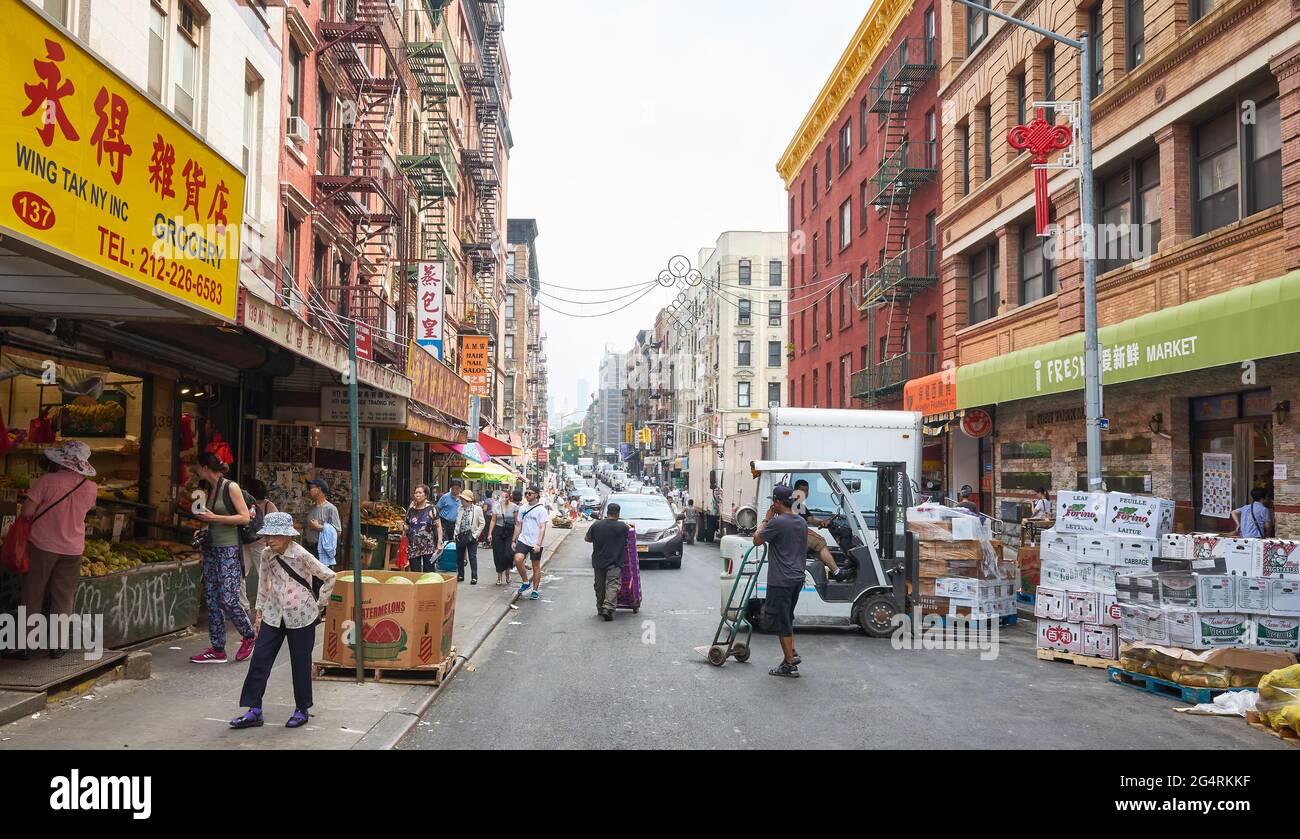 New York, USA - 03. Juli 2018: Geschäftige Mott Street, inoffiziell Chinatown's 'Main Street' in Manhattan genannt. Stockfoto