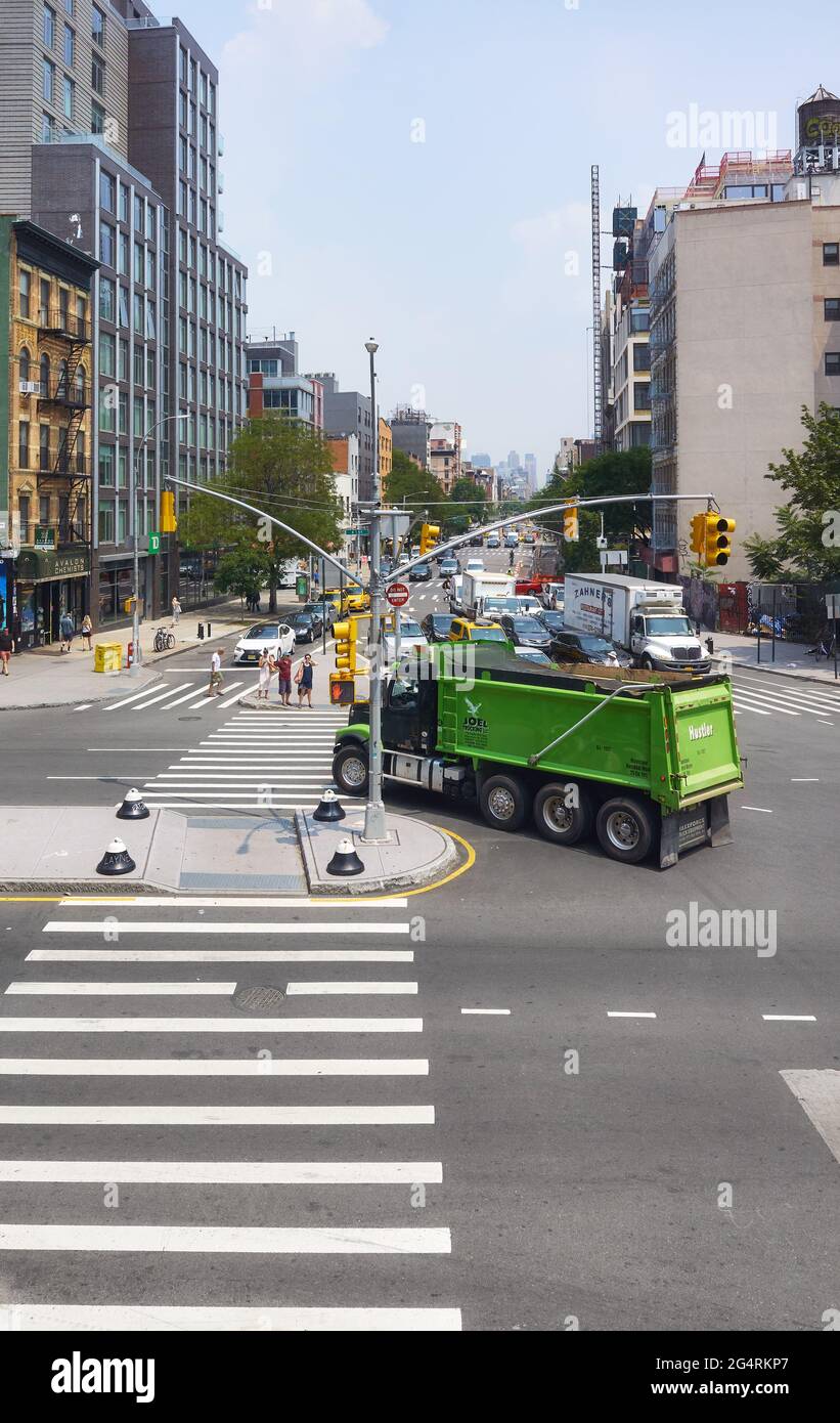 New York, USA - 03. Juli 2018: LKW auf der 2nd Avenue und East Houston Street vielbefahrene Kreuzung. Stockfoto