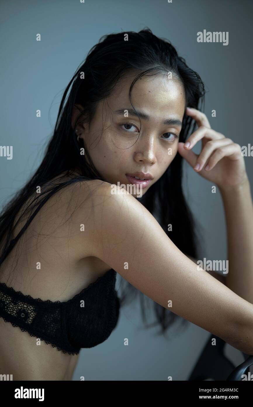 Asiatische Mädchen trägt einen BH im Studio. Schöne launische Porträts. Stockfoto