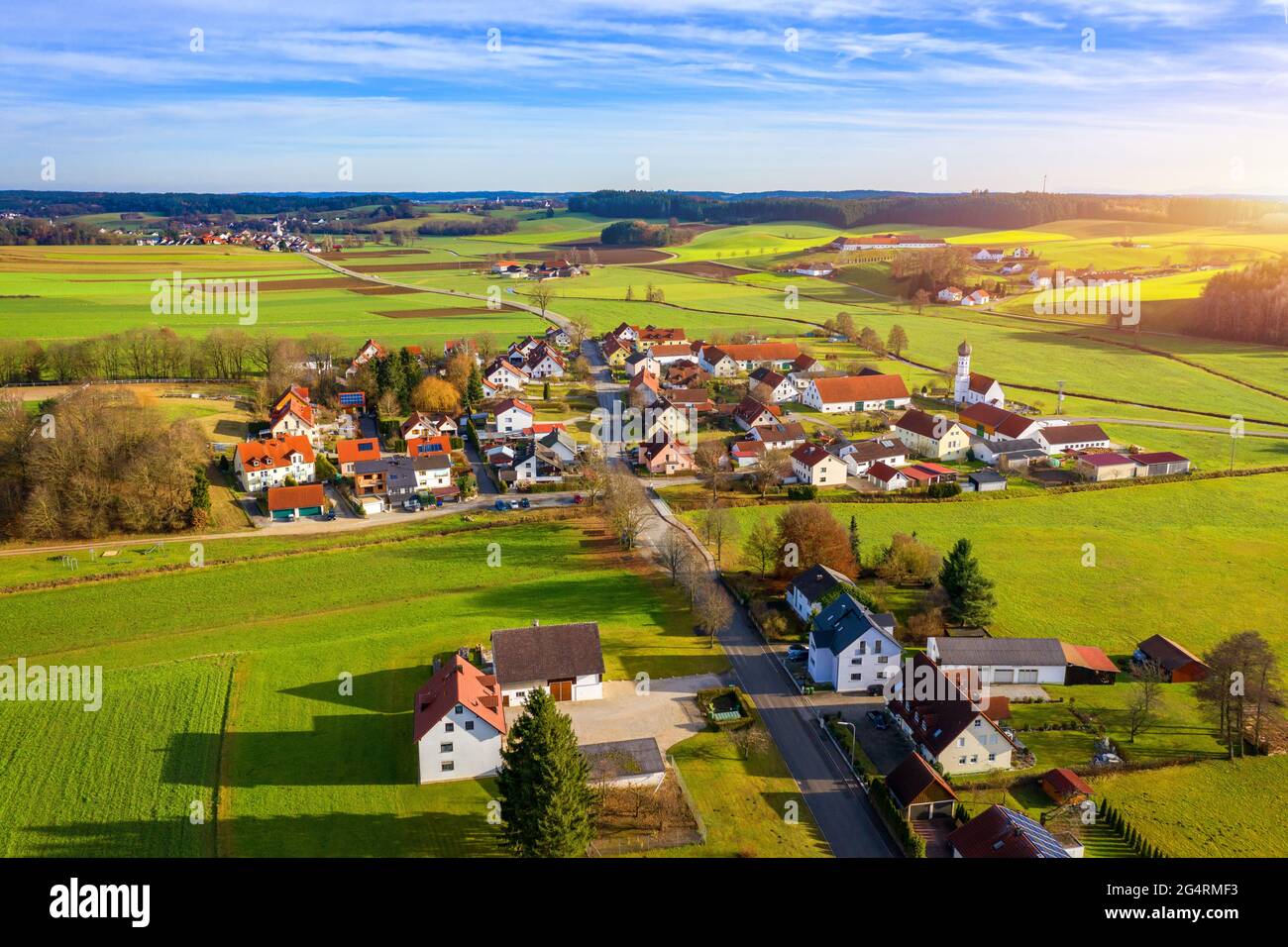 Luftaufnahme des Dorfes Lampertshausen in Bayern. Deutschland. Bild einer Luftaufnahme mit einer Drohne des Dorfes Lampertshausen in Nordbayern, Germ Stockfoto