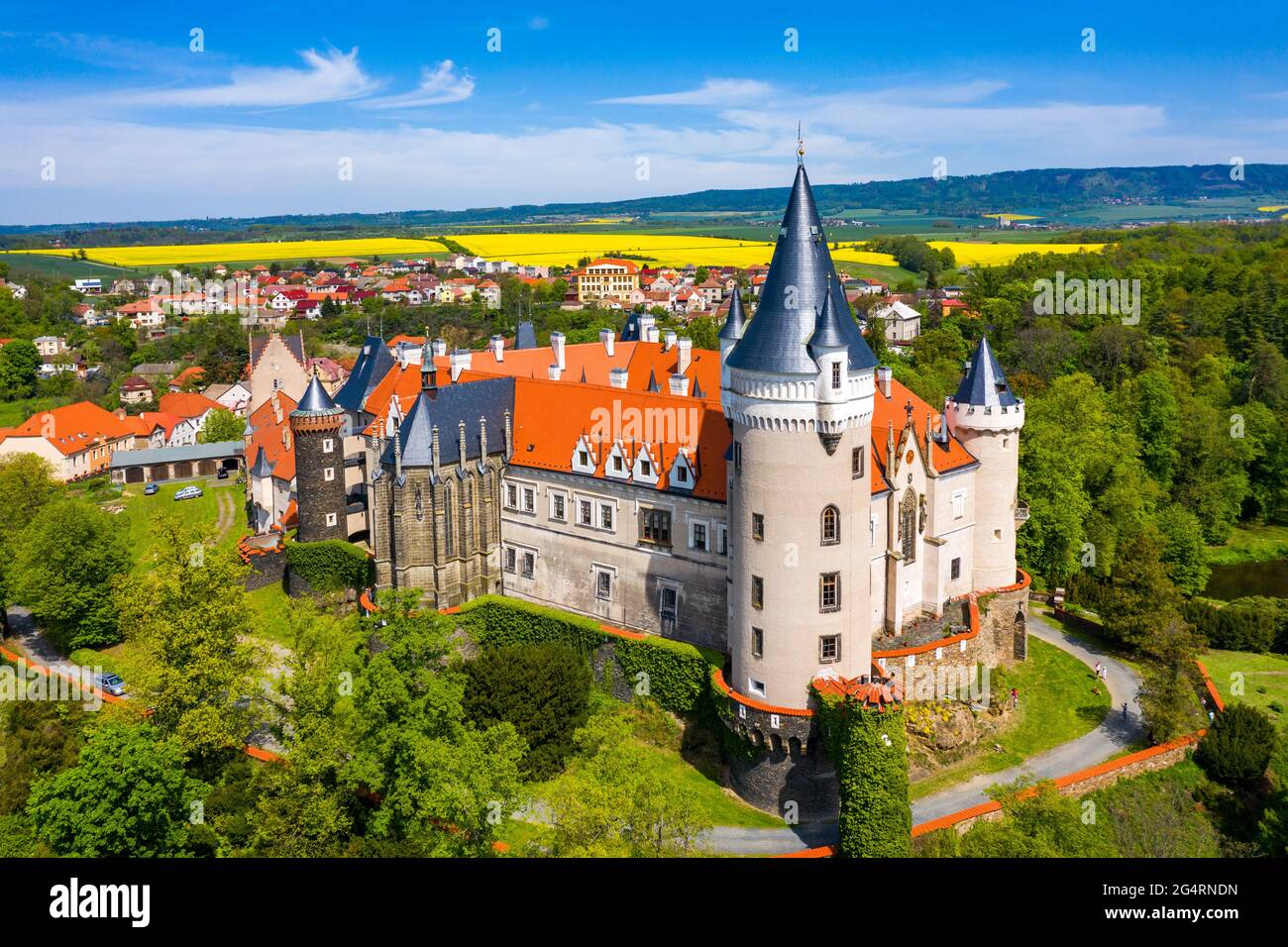 Luftaufnahme des Schlosses Zleby in der Region Mittelböhmen, Tschechische Republik. Die ursprüngliche Burg Zleby wurde im neugotischen Stil des Schlosses umgebaut. Chatten Stockfoto