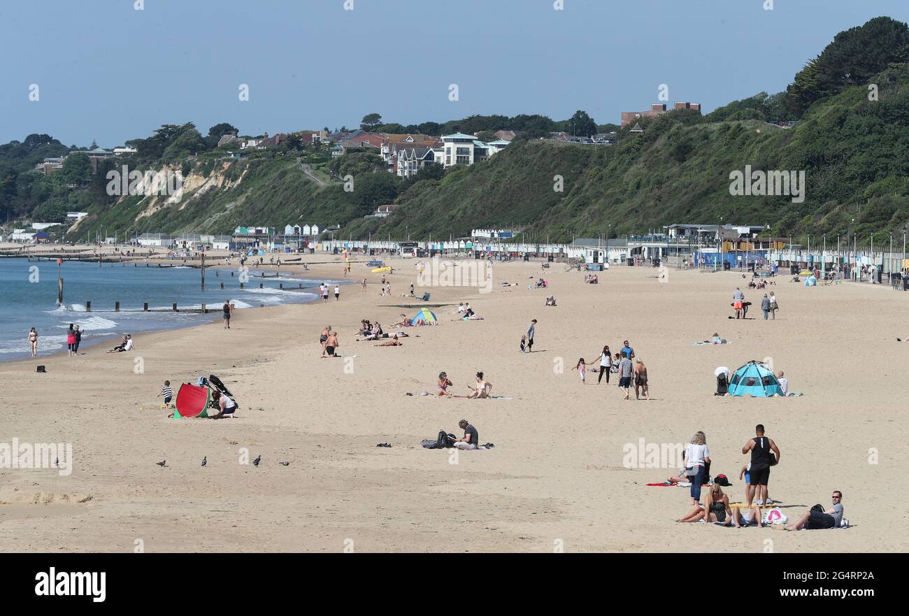 Bournemouth, Großbritannien. Juni 2021. Viel Platz für Sonnenliebhaber am Strand rund um den Bournemouth Pier in Dorset, wenn die Sonne und der blaue Himmel nach einer Zeit nassen Wetters an die Südküste zurückkehren. Kredit: Richard Crease/Alamy Live Nachrichten Stockfoto