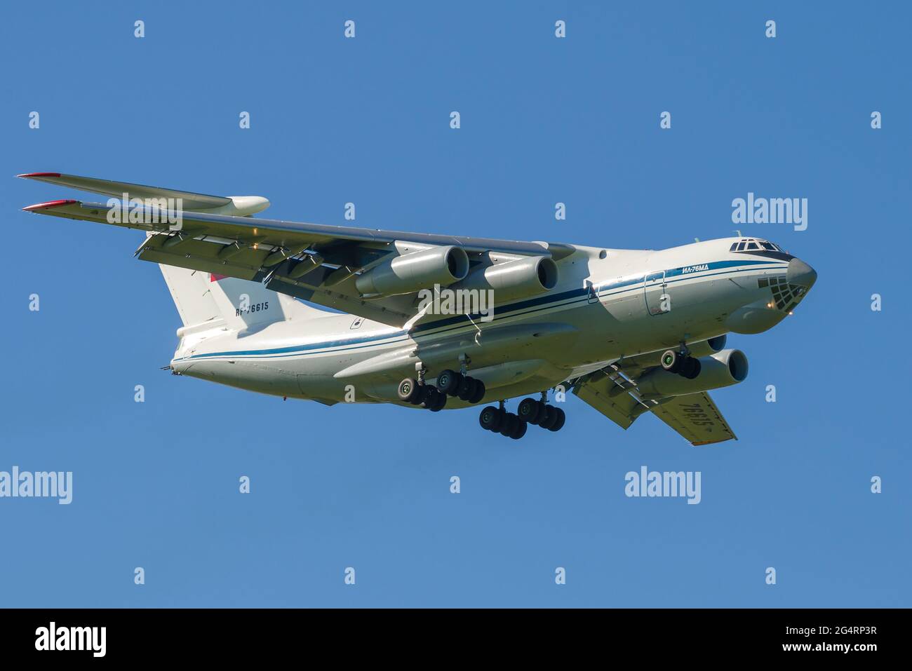 ST. PETERSBURG, RUSSLAND - 29. MAI 2021: SCHWERES Militärtransportflugzeug IL-76MD (RF-76615) auf einer Gleitbahn Stockfoto