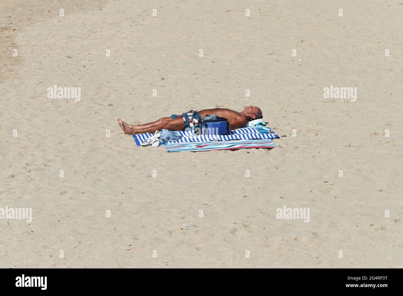 Bournemouth, Großbritannien. Juni 2021. Viel Platz für Sonnenliebhaber am Strand rund um den Bournemouth Pier in Dorset, wenn die Sonne und der blaue Himmel nach einer Zeit nassen Wetters an die Südküste zurückkehren. Kredit: Richard Crease/Alamy Live Nachrichten Stockfoto