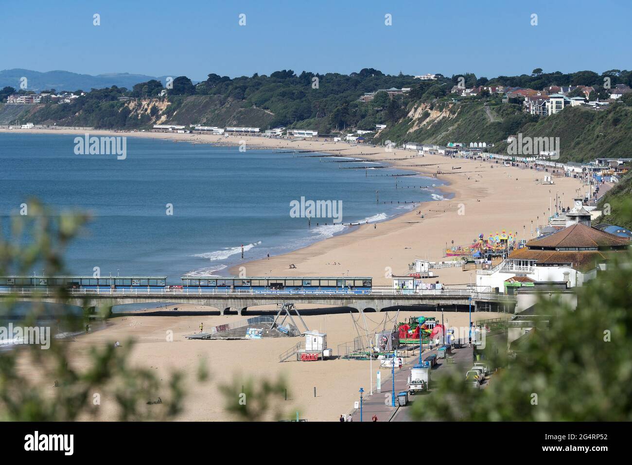 Bournemouth, Großbritannien. Juni 2021. Viel Platz für Sonnenliebhaber am Strand rund um den Bournemouth Pier in Dorset, wenn die Sonne und der blaue Himmel nach einer Zeit nassen Wetters an die Südküste zurückkehren. Kredit: Richard Crease/Alamy Live Nachrichten Stockfoto