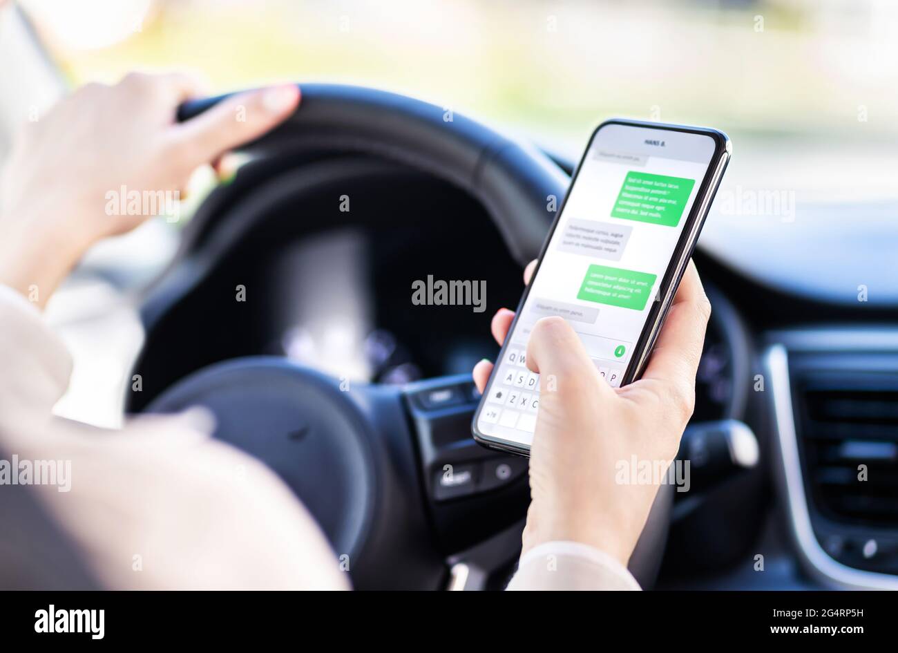 Auto fahren und Telefon benutzen. Abgelenkt Fahrer SMS mit Handy. Unverantwortliche Frau, die SMS-Nachrichten mit dem Smartphone im Verkehr überprüft. Stockfoto
