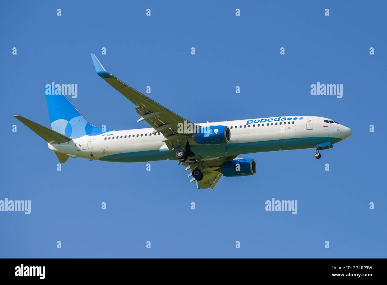 SANKT PETERSBURG, RUSSLAND - 29. MAI 2021: Boeing 737-800 (VP-BFB) der Pobeda Airlines auf Gleitpfad bei blauem wolkenlosem Himmel Stockfoto