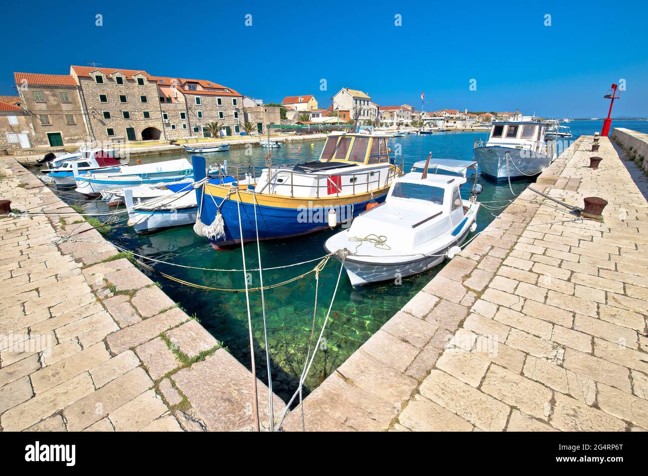 Insel Krapanj Hafen und Blick auf die Küste, Sibenik Archipel, Dalmatien Region von Kroatien Stockfoto