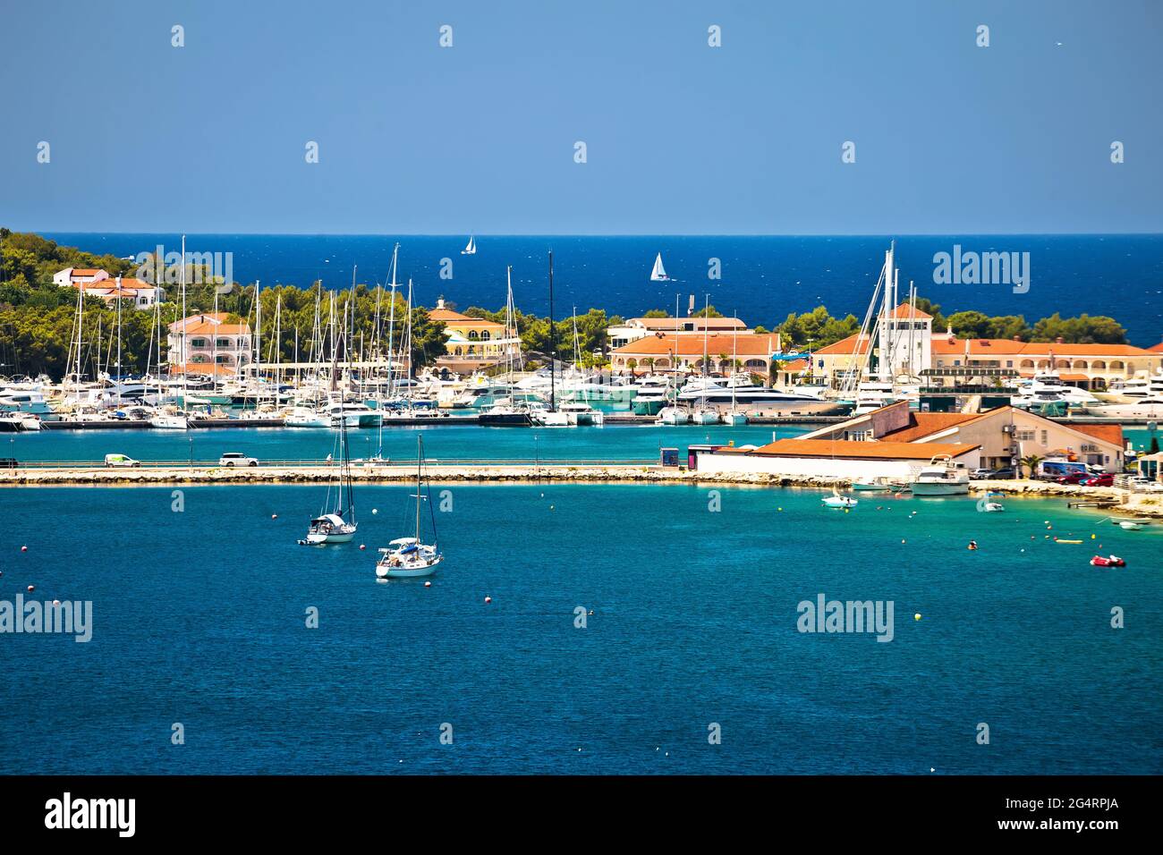 Rogoznica Hafen und Blick auf die Küste, blaue Adria, Dalmatien Region von Kroatien Stockfoto