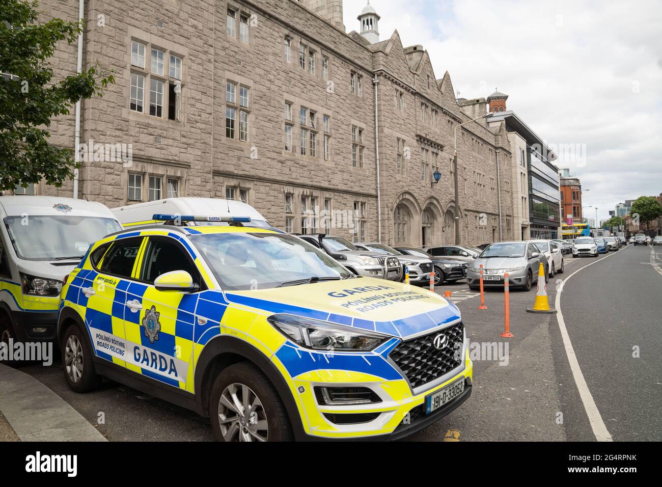 Dublin City, Dublin, Irland, 11. Juni 2021. Blick auf den Bahnhof Pearse Street Garda vom Trinity College aus Stockfoto