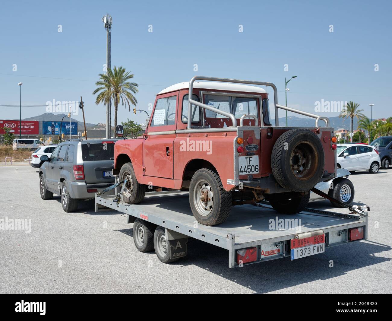 1967 Land Rover holt auf Anhänger ab. Retro Malaga 2021, Andalusien, Spanien. Stockfoto