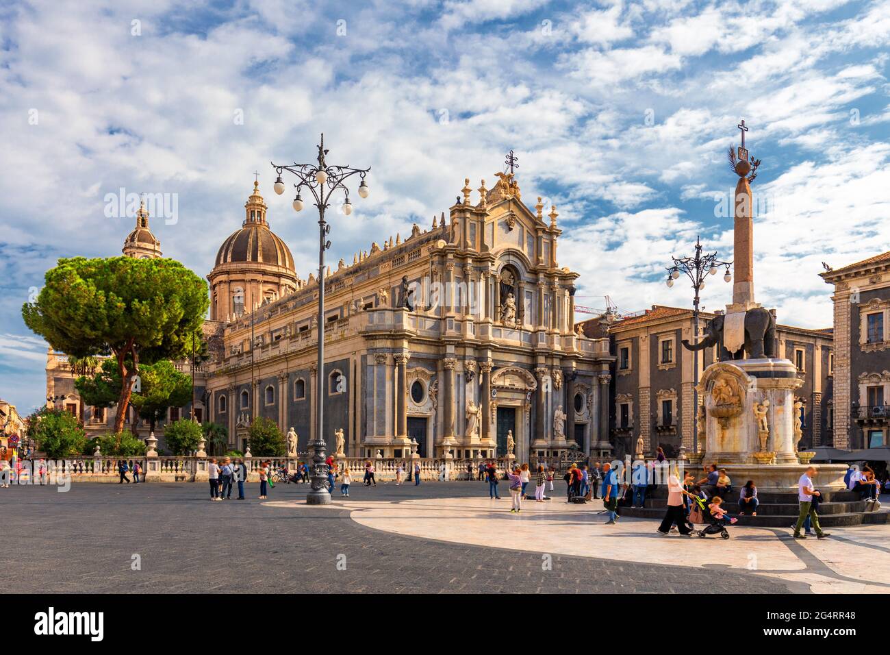 Piazza del Duomo in Catania an einem Sommertag, mit dem Dom der Heiligen Agatha und dem Elefantenbrunnen. Sizilien, Süditalien. Blick auf die Kathedrale Sant Agat Stockfoto