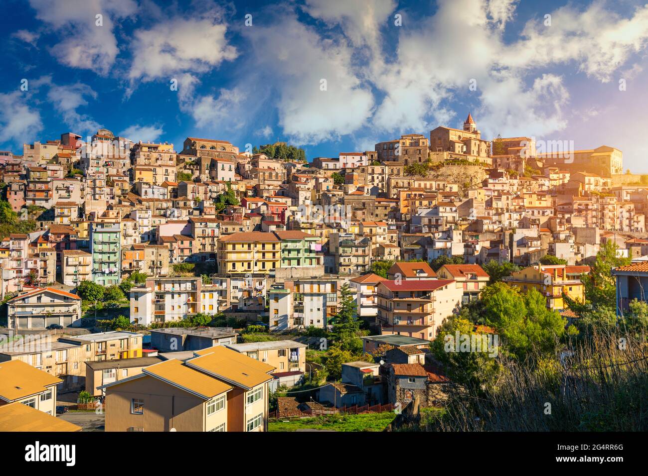 Die mittelalterliche Hügelstadt Francavilla di Sicilia. Italien, Sizilien, Provinz Messina, Francavilla di Sicilia. Stockfoto