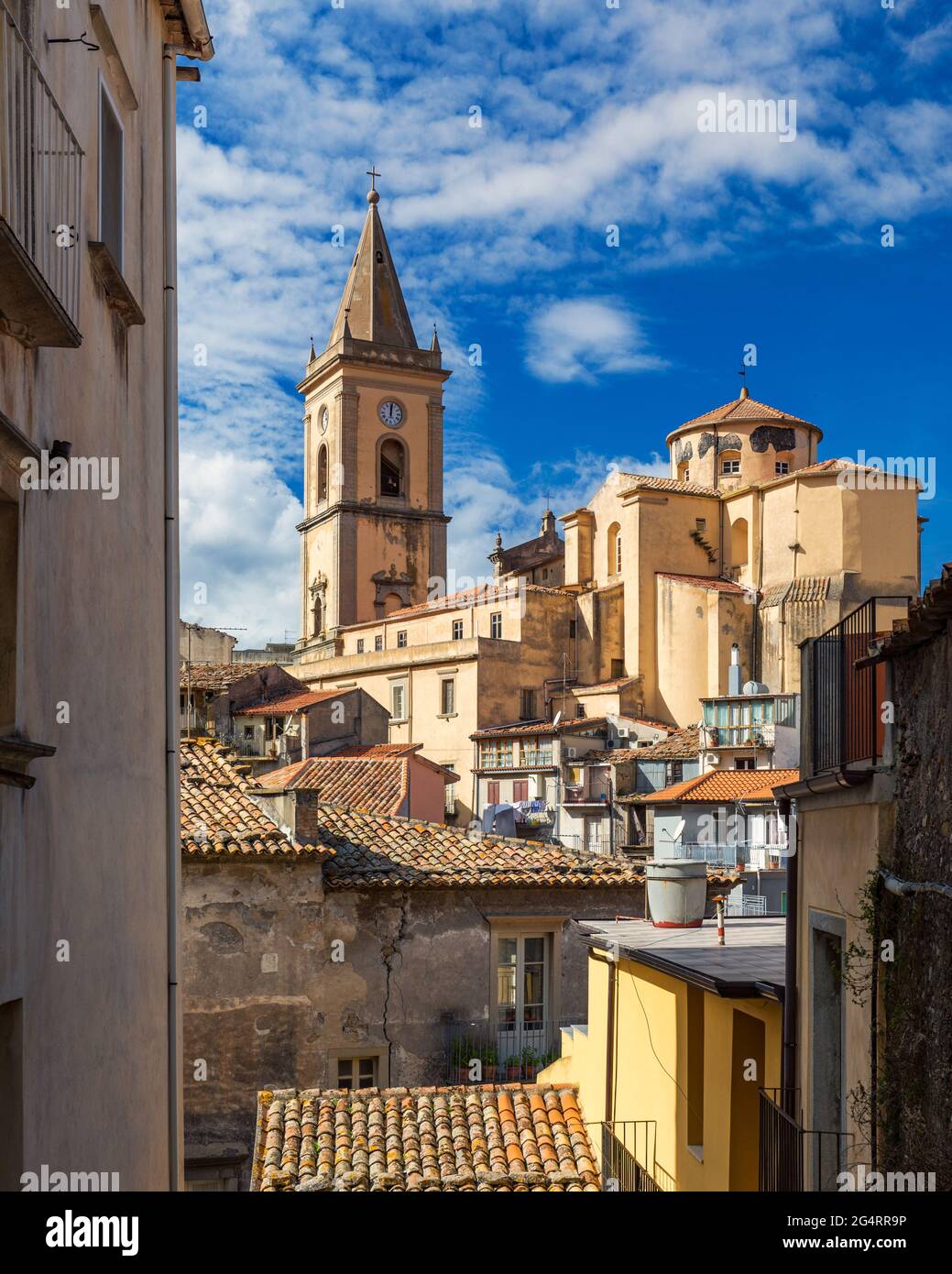 Malerische Straße mit dem Dom im Hintergrund in Novara di Sicilia, Sizilien, Italien. Erstaunliche Stadtbild von Novara di Sicilia Stadt. Bergdorf Stockfoto