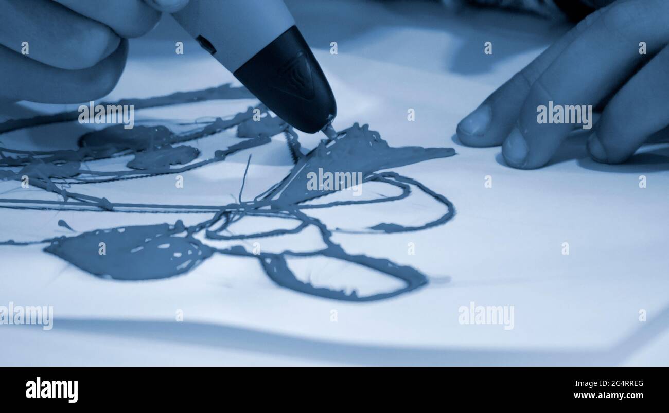 Nahaufnahme des 3d-Stifts auf weißem Papier Stockfoto