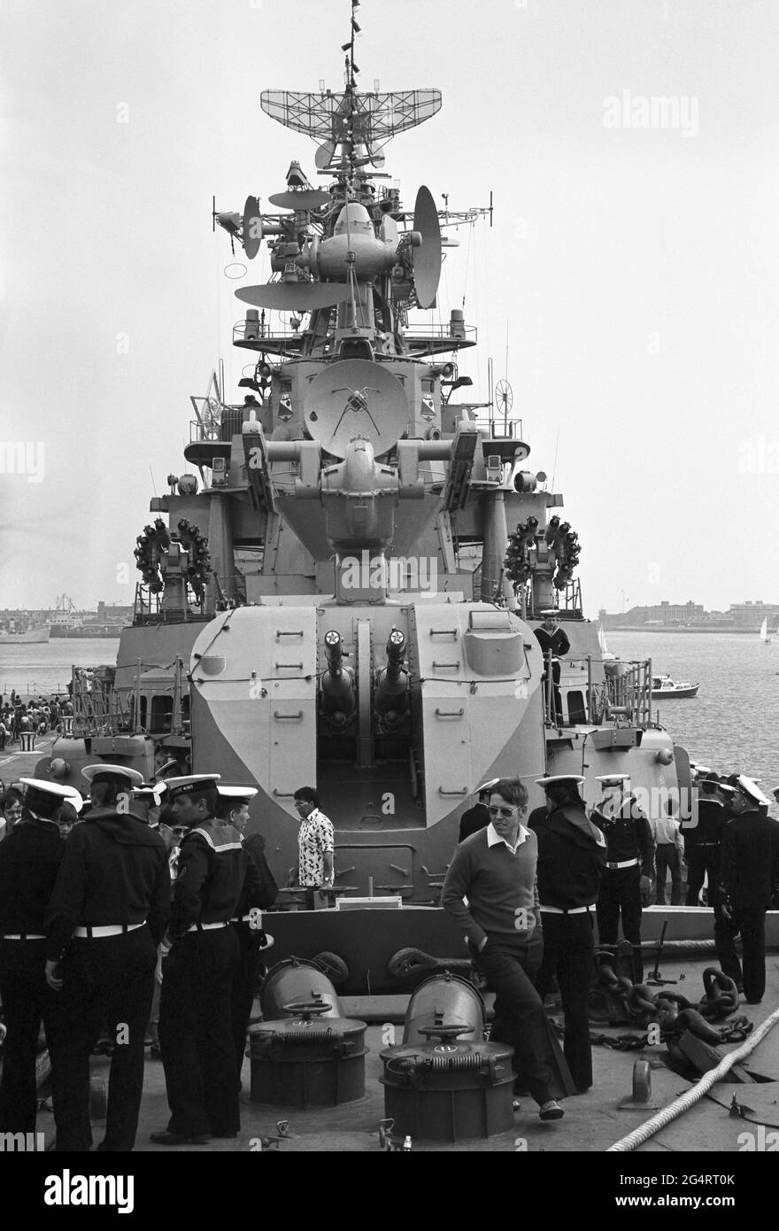 England, Hampshire, Portsmouth, Russian Cruiser Ozbratsovy bei einem Besuch der sowjetischen russischen Marine wurde das Schiff während seines Besuchs auf der Marinewerft am 28. Mai 1976 festgemacht und für begrenzte Besuche für die Öffentlichkeit geöffnet. Stockfoto