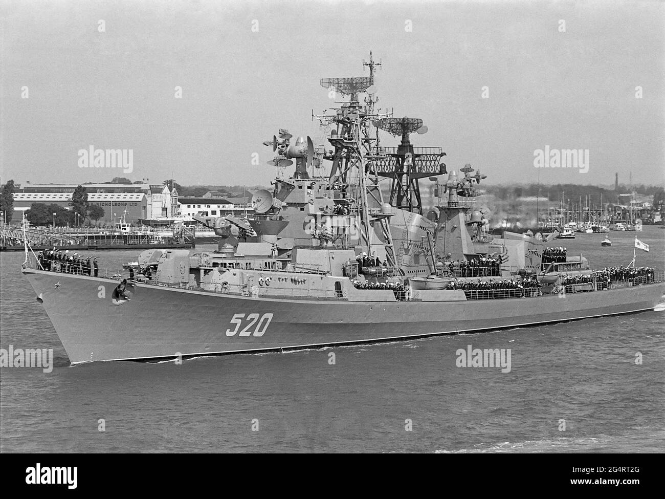 England, Hampshire, Portsmouth, Russian Cruiser Ozbratsovy bei einem Besuch der sowjetischen russischen Marine wurde das Schiff während seines Besuchs auf der Marinewerft am 28. Mai 1976 festgemacht und für begrenzte Besuche für die Öffentlichkeit geöffnet. Stockfoto