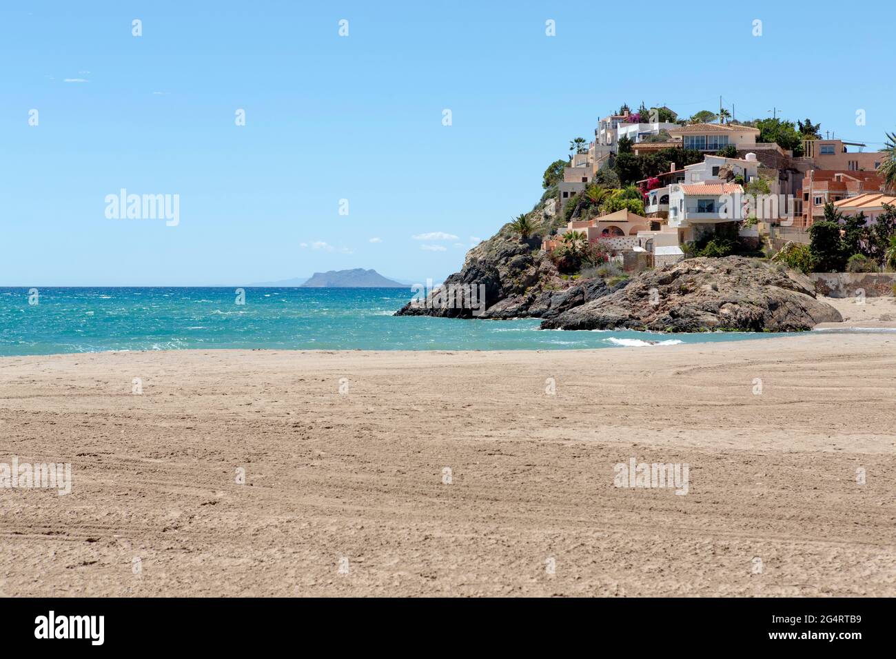 Apartments und Häuser auf dem Felsen am Ende des Strandes von bolnuevo, murcia, spanien, privilegierter Ort vor dem Meer, um Ihren Urlaub zu genießen gebaut Stockfoto