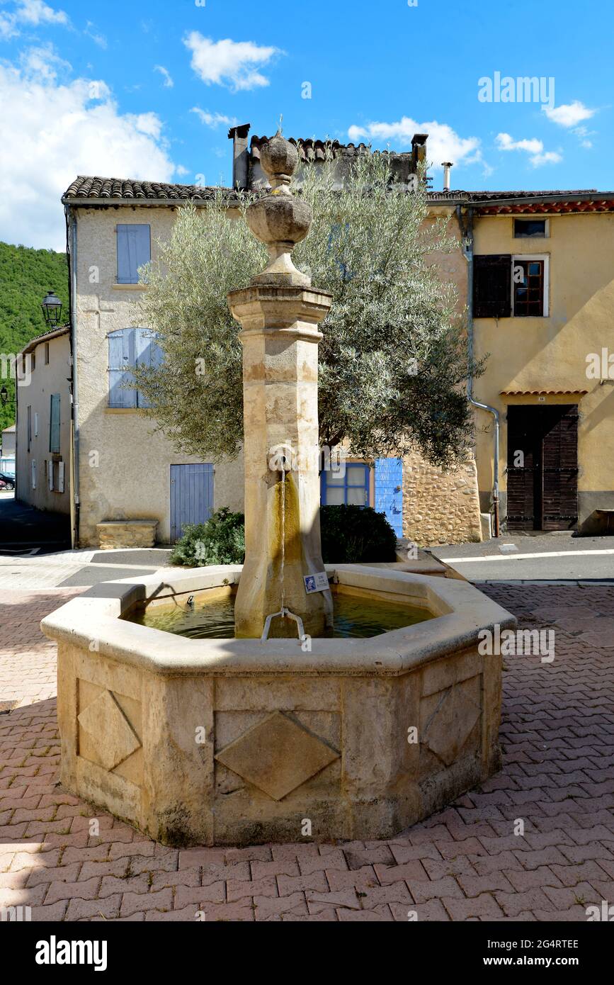 Brunnen in Le Castellet, einer Gemeinde im Département Alpes-de-Haute-Provence im Südosten Frankreichs Stockfoto