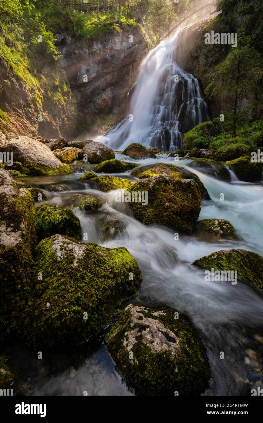 Gollinger Wasserfall in Golling an der Salzach bei Salzburg, Österreich. Gollinger Wasserfall mit moosigen Felsen und grünen Bäumen, Golling, Salzburger Land, Stockfoto