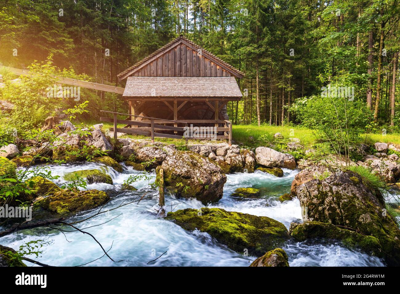 Die Gollinger Mühle am Gollinger Wasserfall in Golling, Salzburg, Österreich. Eine alte Wassermühle in der Nähe des Gollinger Wasserfalls südlich von Salzburg. Stockfoto