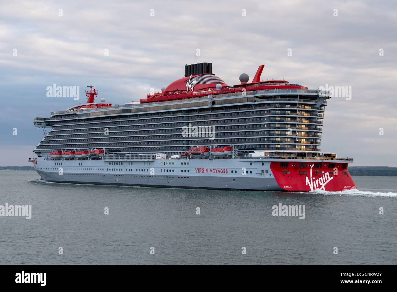 Portsmouth, England, Großbritannien. 2021. Das Scarlet Lady-Kreuzschiff verlässt Portsmouth Harbour auf dem Solent, Südengland, Großbritannien Stockfoto