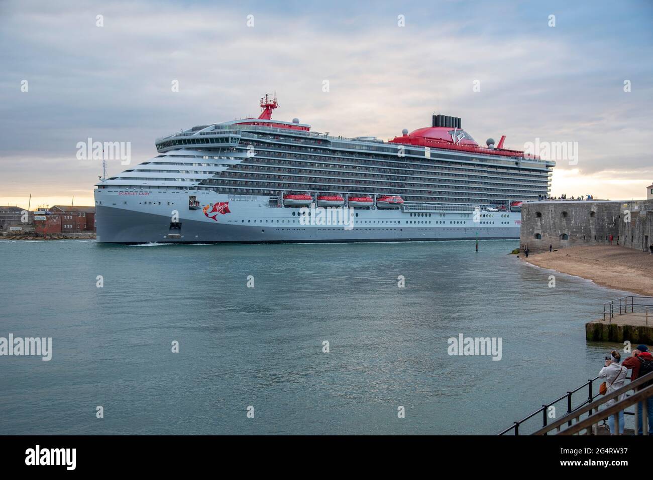 Portsmouth, England, Großbritannien. 2021. Das Scarlet Lady-Schiff verlässt Portsmouth Harbour, als es am Round Tower am Hafeneingang vorbeifährt. Stockfoto