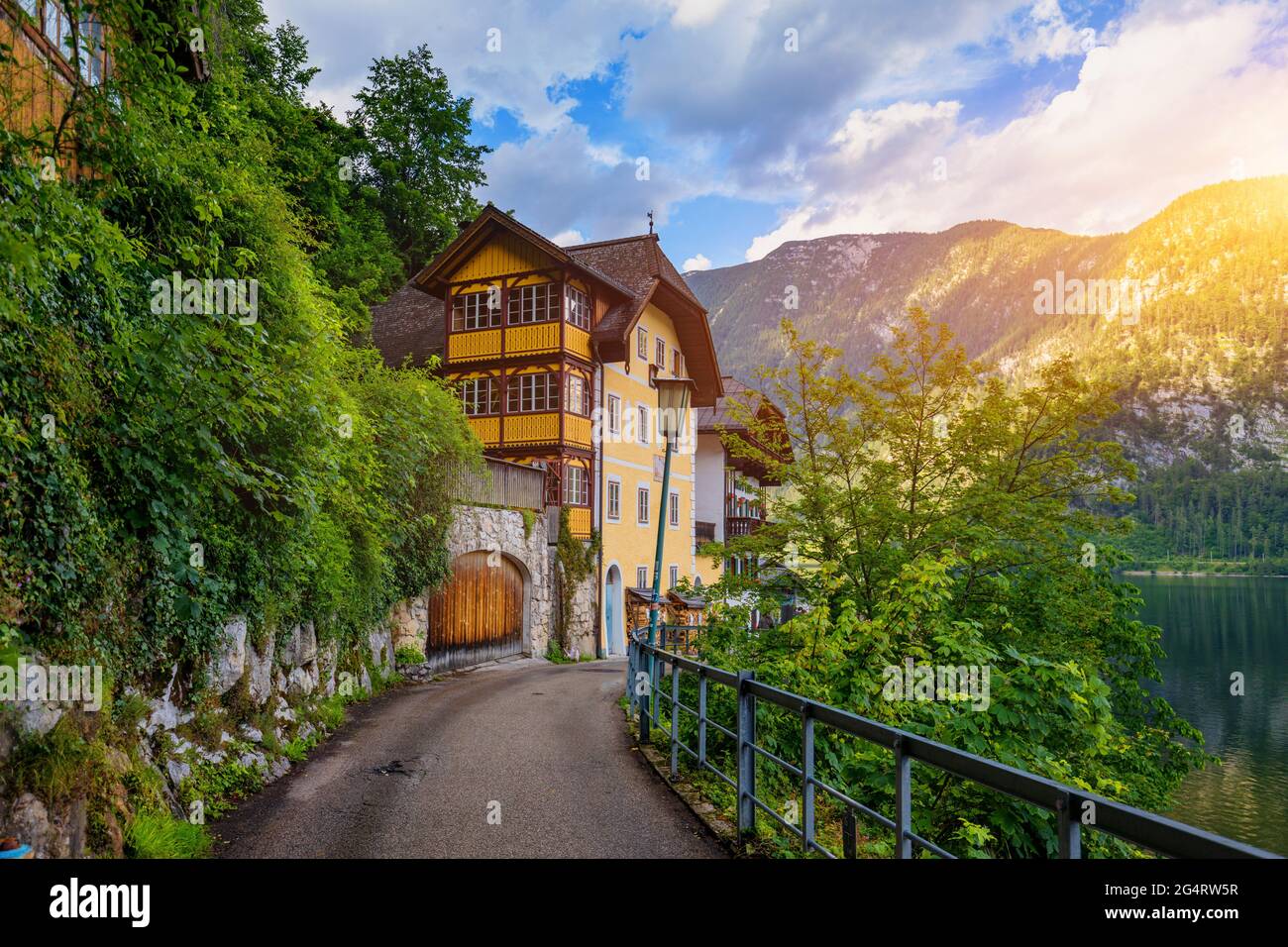 Blick auf das berühmte Hallstätter Bergdorf in den österreichischen Alpen bei schönem Sommerlicht, Salzkammergut, Hallstatt, Österreich. Villa in Hallstatt Stockfoto