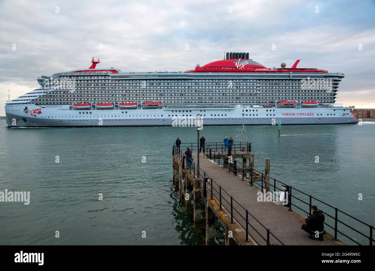 Portsmouth, England, Großbritannien. 2021. Das Scarlet Lady-Kreuzschiff verlässt Portsmouth Harbour auf dem Solent, Südengland, Großbritannien Stockfoto