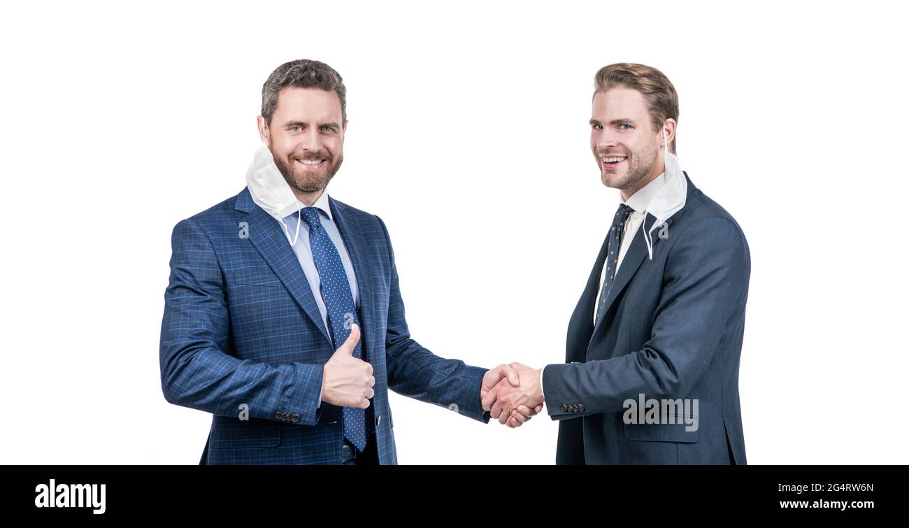 Herzlich Willkommen. zwei Männer in Maske schüttelt die Hände. Geschäftsleute auf der Sitzung. Healthcare-Konzept. Stockfoto