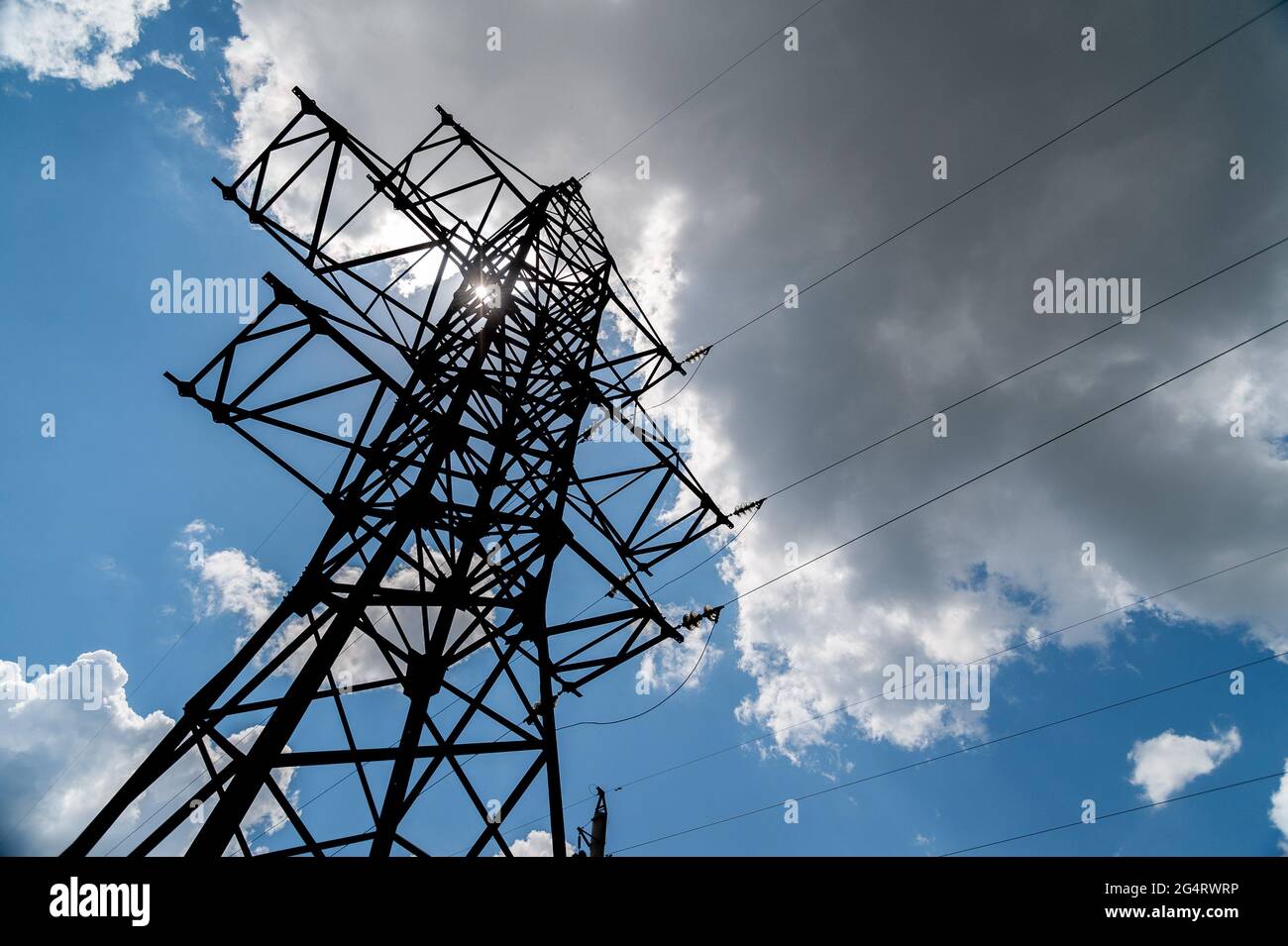 Ein Blick auf Stromleitungen, Stromübertragungen in der Westukraine. Stockfoto