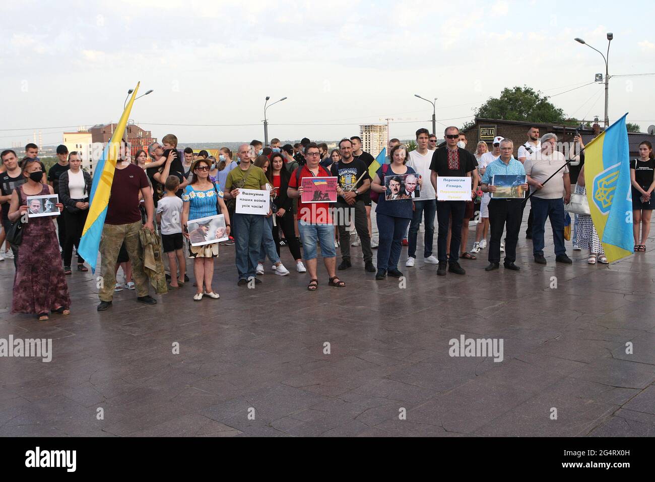 DNIPRO, UKRAINE - 22. JUNI 2021 - Teilnehmer der Aktion Putin = Hitler sind am Tag des Stöhnens und Gedenkens am Ewigen Ruhm versammelt Stockfoto