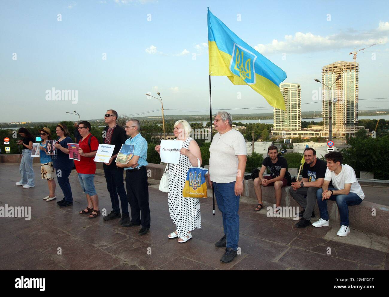 DNIPRO, UKRAINE - 22. JUNI 2021 - Teilnehmer der Aktion Putin = Hitler sind am Tag des Stöhnens und Gedenkens am Ewigen Ruhm versammelt Stockfoto