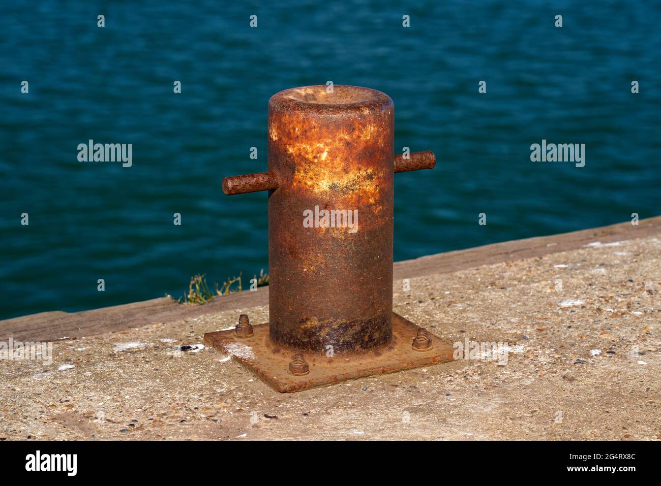 Seitenansicht eines samson Post-Stil Single Bitt Festmacherbollards für Boote Stockfoto
